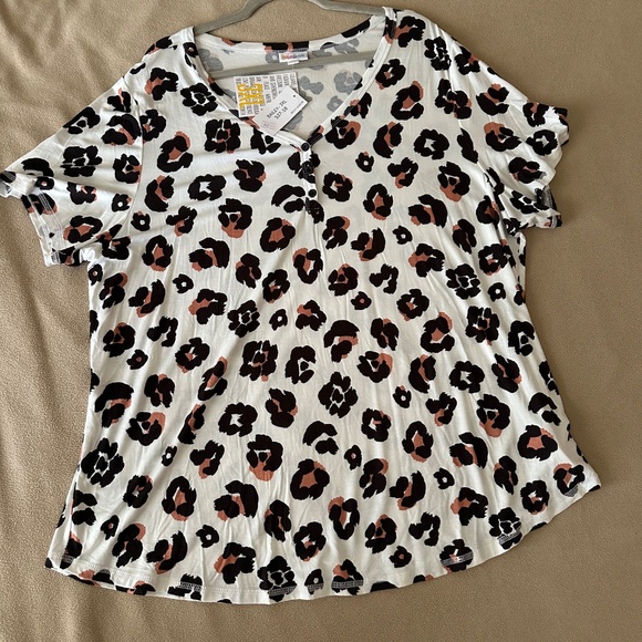 LuLaRoe Bailey Y-Neck Henley Soft Top 3X Cream, Black, Brown Animal Print NWT - Picture 1 of 7